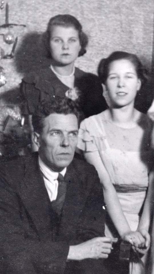 Joop's grandfather with his aunt Nelly (top centre) and Willy in 1940