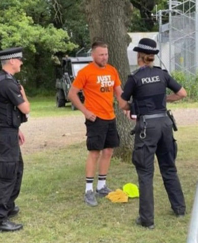Man on stag do stopped by cops at British Grand Prix after pals make him wear eco yob t-shirt<br />
STAGGRO Man on stag stopped by cops at British F1 after pals make him wear eco yob t-shirt<br />
http://twitter.com/NoContextBrits/status/1678869481492283395