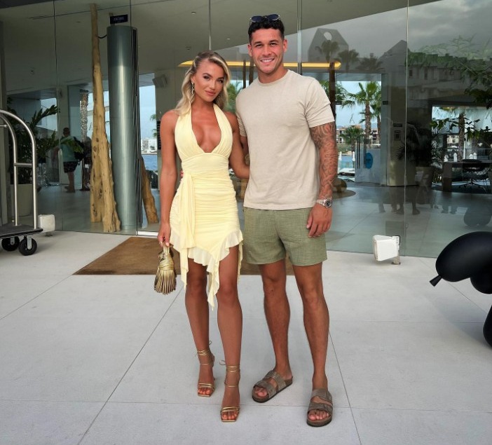 molly smith with Callum  Jones</p>
<p>http://www.instagram.com/p/Cuw8bW2NAw5/?img_index=1