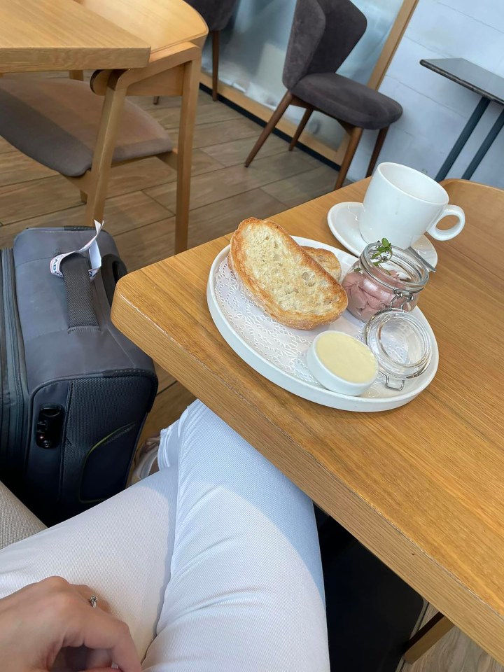 Kristina shared a final photo waiting in the airport cafe