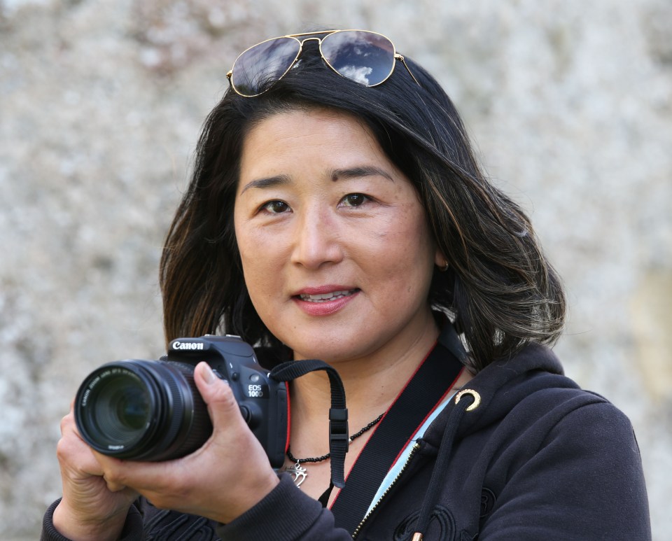 Translator Chie has shown her photos to an experienced Nessie-hunter