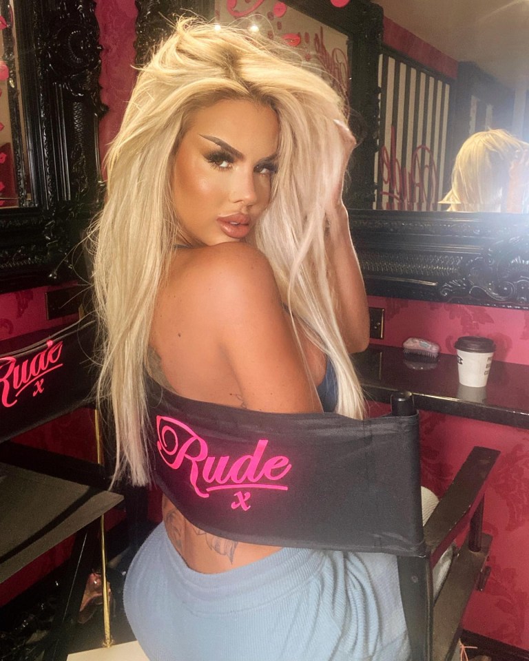Hannah showed off her peachy bum