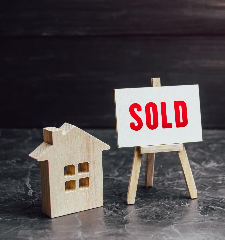 There are three main types of mortgages - trackers, fixed-rate and standard variable rates