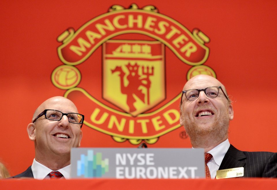 epa03354877 Joel (L) and Avram Glazer (R), owners of the Manchester United, smile during the Opening Bell before the initial public offering of shares of Manchester United on the floor of the New York Stock Exchange in New York, New York, USA, 10 August 2012. The club is attempting to raise money to cover debts and raise cash. EPA/JUSTIN LANE