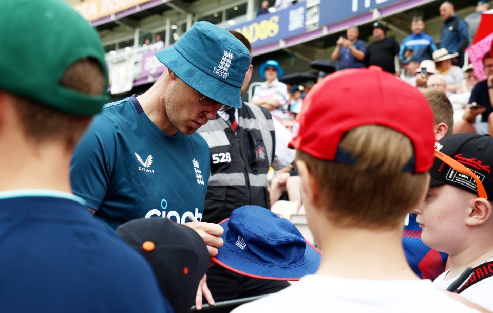 Freddie signed autographs for some young fans