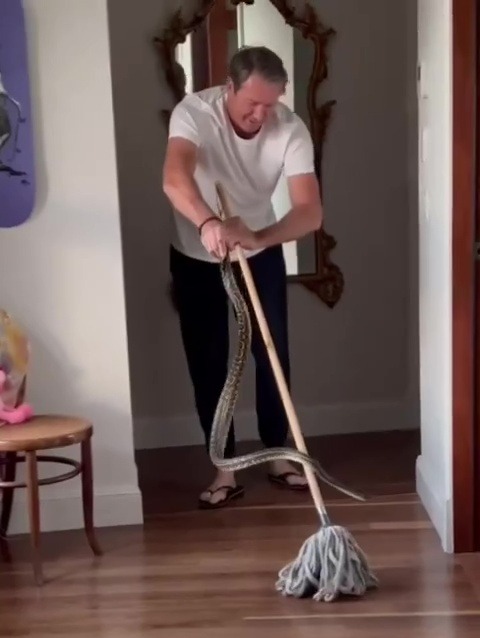 Fans were left stunned at his skills as he carried out the removal in flip-flops