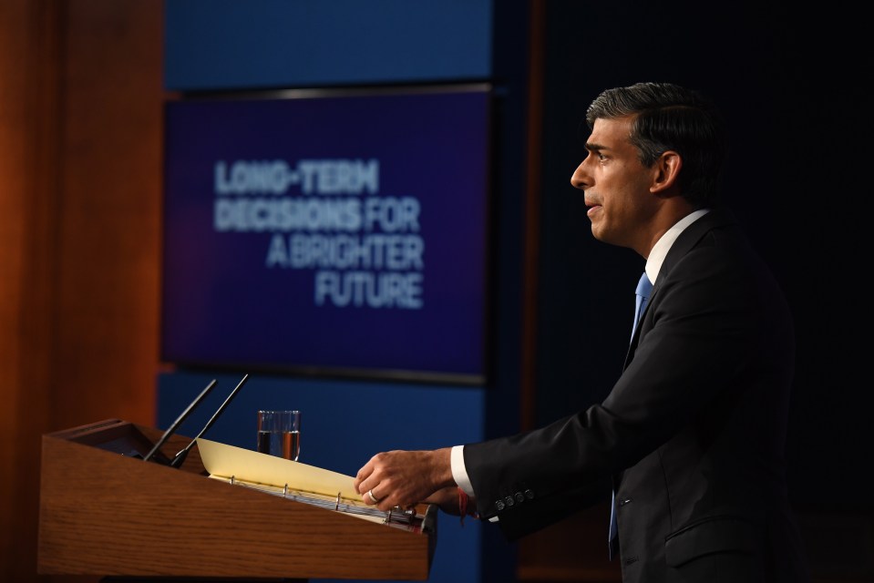 epa10872005 The United Kingdom's Priime Minister Rishi Sunak speaks at a news conference in Downing Street, London, Britain, 20 September 2023. Sunak was told weeks before deciding to roll back his green policies that he risked jeopardizing Britain's place as global leader on climate as well as his legally binding net zero goal. EPA/Chris J. Ratcliffe / POOL