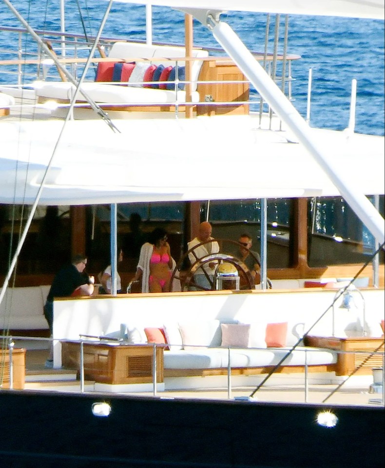 Jeff Bezos opens his Koru sailboat on the coast of Mallorca, with several friends, and partner Lauren Sanchez