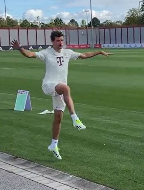 Thomas Muller was being the joker again as Bayern Munich trained ahead of facing Man Utd