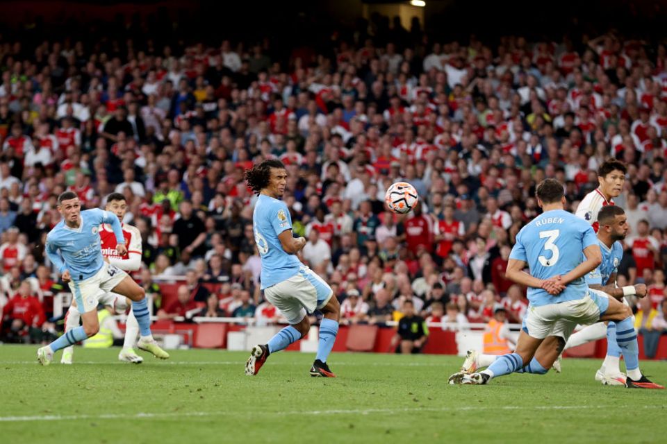 LONDON, ENGLAND - OCTOBER 08: Gabriel Martinelli of Arsenal scores their sides first goal during the Premier League match between Arsenal FC and Manchester City at Emirates Stadium on October 08, 2023 in London, England. (Photo by Ryan Pierse/Getty Images)