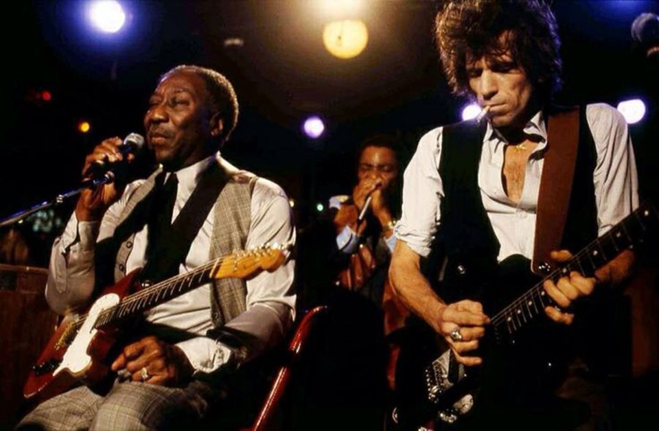 Keith joins Muddy Waters on stage in Chicago, in 1981