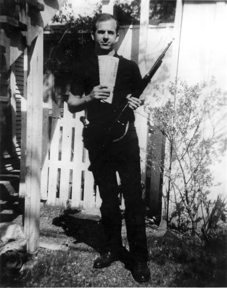 2R4564T Backyard photo of Lee Harvey Oswald, assassin of U.S. President John F. Kennedy, holding two Marxist newspapers, The Militant and The Worker, and a Carcano rifle, with markings matching those on the rifle found in the Book Depository after the assassination.