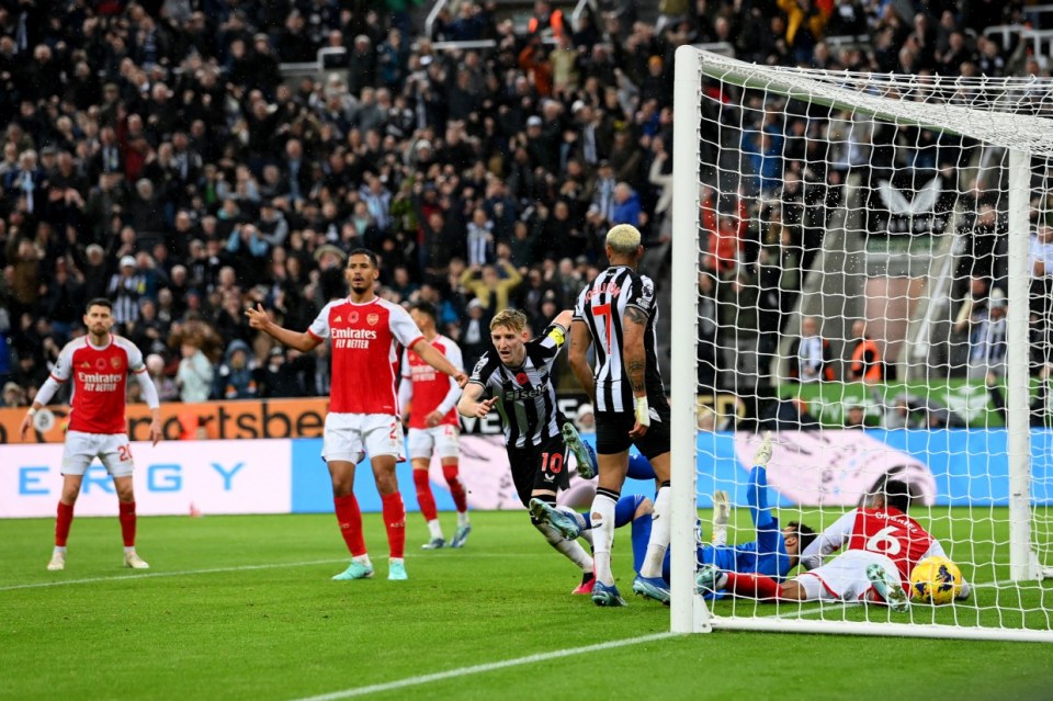 NEWCASTLE UPON TYNE, ENGLAND - NOVEMBER 04: Anthony Gordon of Newcastle United celebrates after scoring the team's first goal during the Premier League match between Newcastle United and Arsenal FC at St. James Park on November 04, 2023 in Newcastle upon Tyne, England. (Photo by Stu Forster/Getty Images)