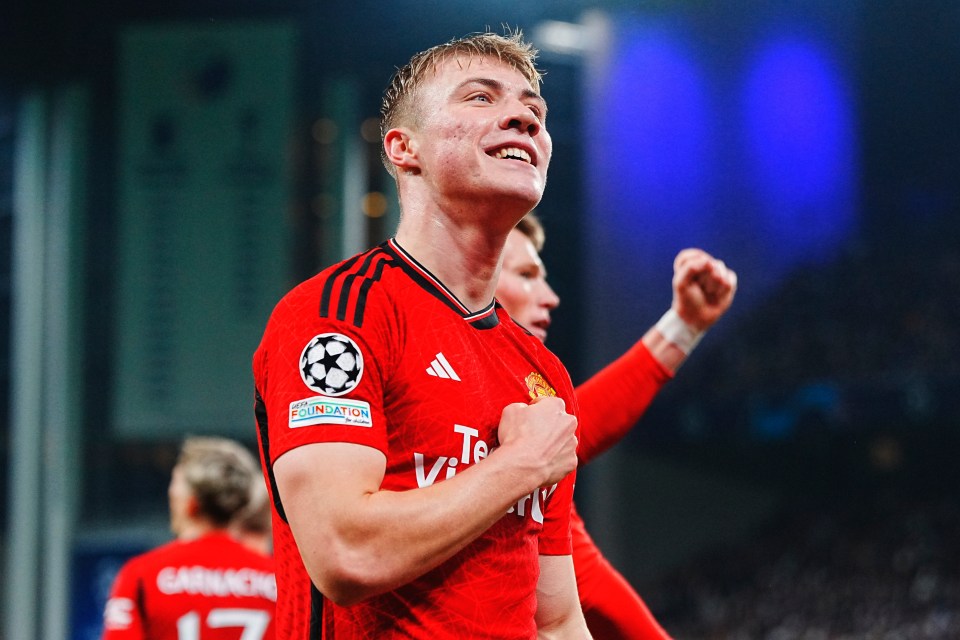 Hojlund kisses the United badge after grabbing his second