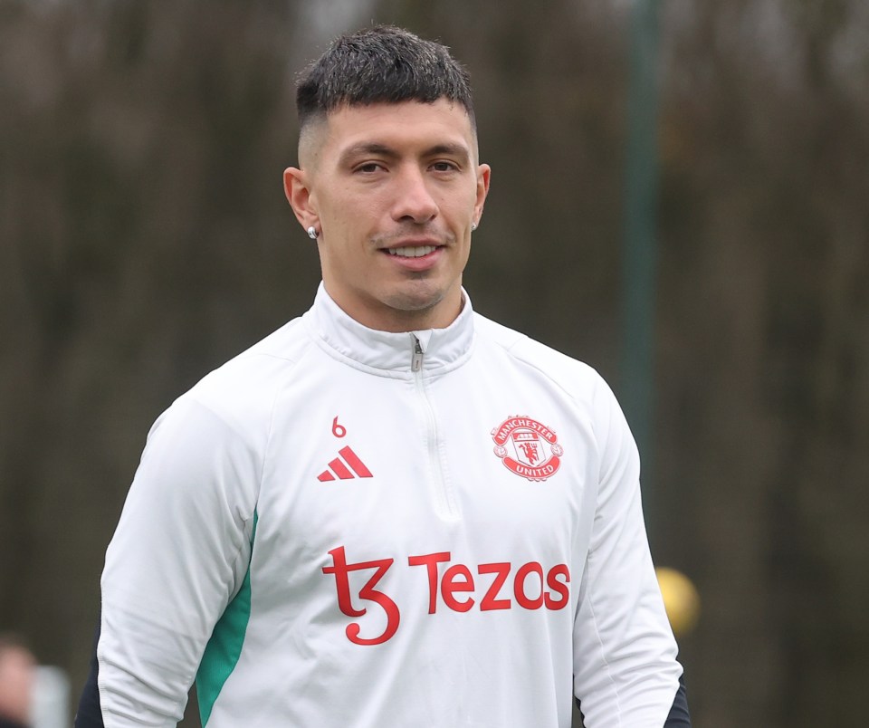 Lisandro Martinez has been drafted back into the first team despite being injured until 2024