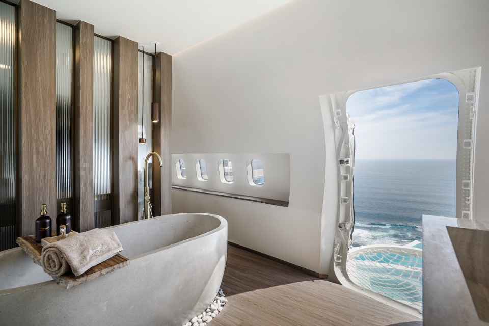 The bathroom also has one of the striking open-door viewing points
