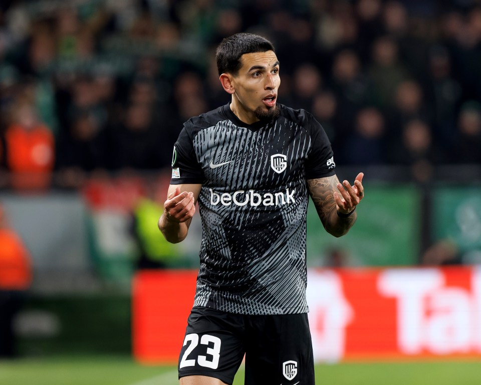 Daniel Munoz is ready to push through a move to Crystal Palace