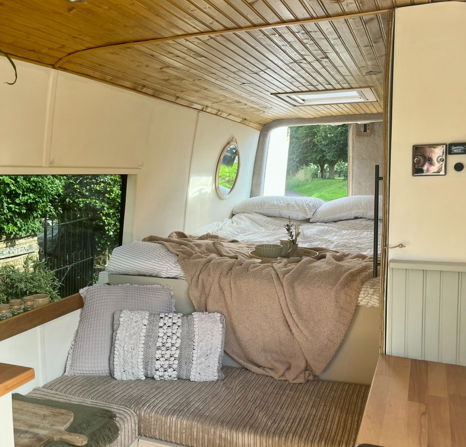 It boasts a kitchen unit and central heating