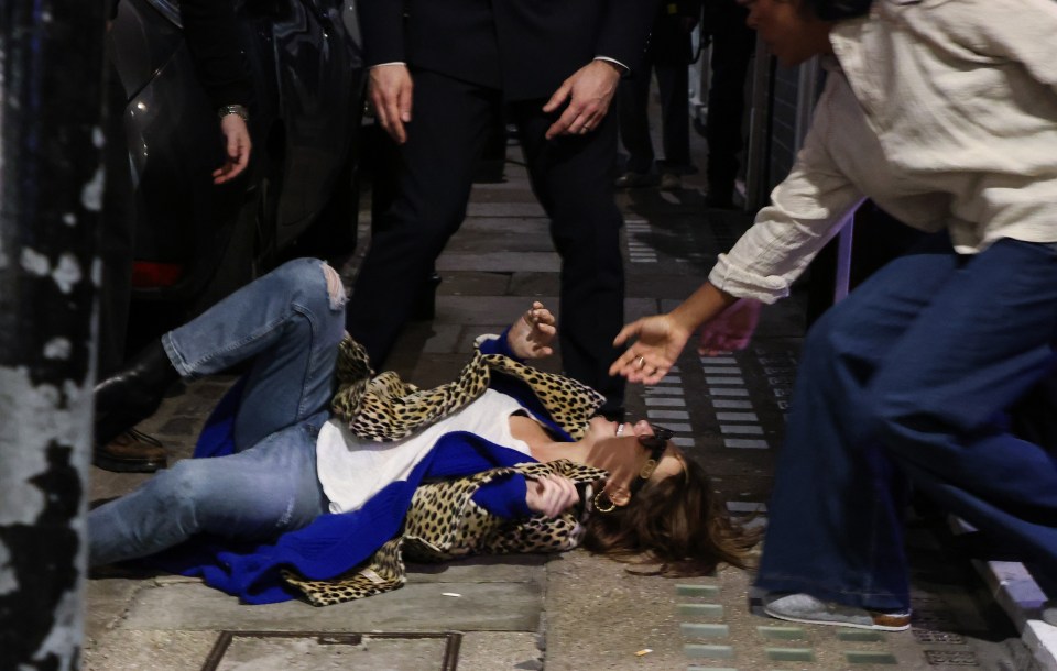 PICTURE BY GARY STONE..7/3/2024. SHERIDAN SMITH ACTS OUT A SCENE IN THE STREET AT THE GIELGUD THEATRE ON THE OPENING NIGHT OF HER NEW PLAY CALLED 'OPENING NIGHT'..