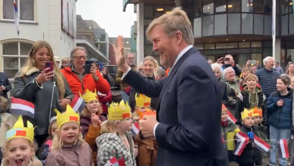 Willem and the crowd laughing after the joke
