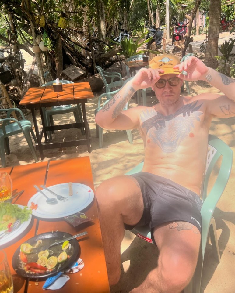 He also posed in a cap and glasses