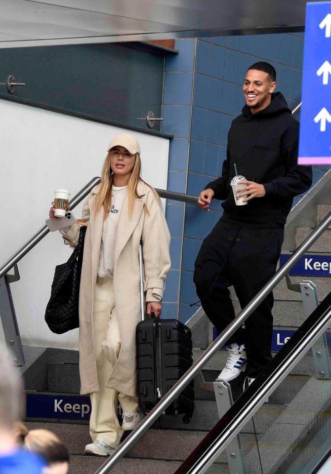 She carried her suitcase while Vinicius followed closely behind