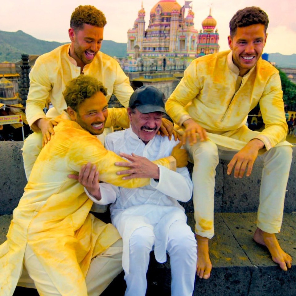 The Thomas brothers reunited with their singer dad for a TV show before he died