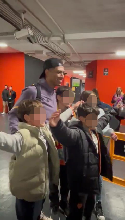 The England midfielder was hailed a 'class act' for his act of kindness