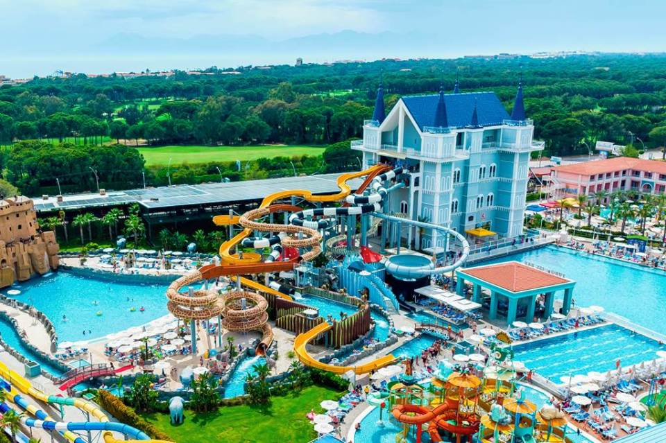There are seven outdoor pools and the "Wonderland" waterpark and splash park