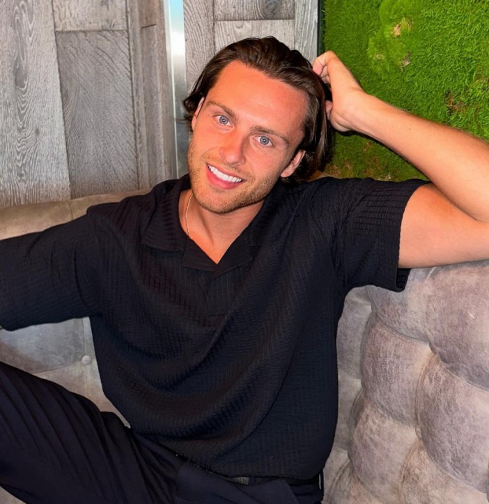 @caseyogorman<br />
Casey o Gorman instagram<br />
http://www.instagram.com/p/Cp-mNoUovci/