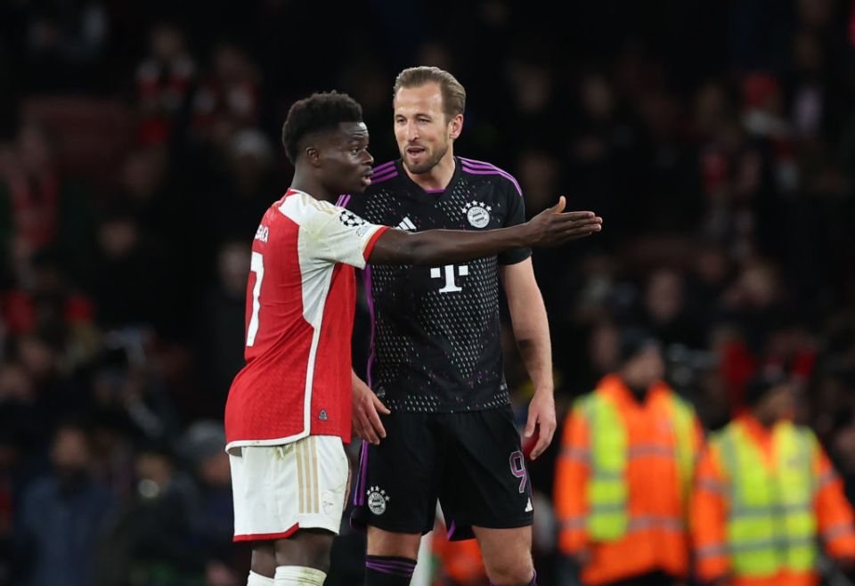 LONDON, ENGLAND - APRIL 9: Harry Kane of Bayern Munich speaks with Bukayo Saka of Arsenal at the end of  the UEFA Champions League quarter-final first leg match between Arsenal FC and FC Bayern Munchen at Emirates Stadium on April 9, 2024 in London, England.(Photo by Catherine Ivill - AMA/Getty Images)