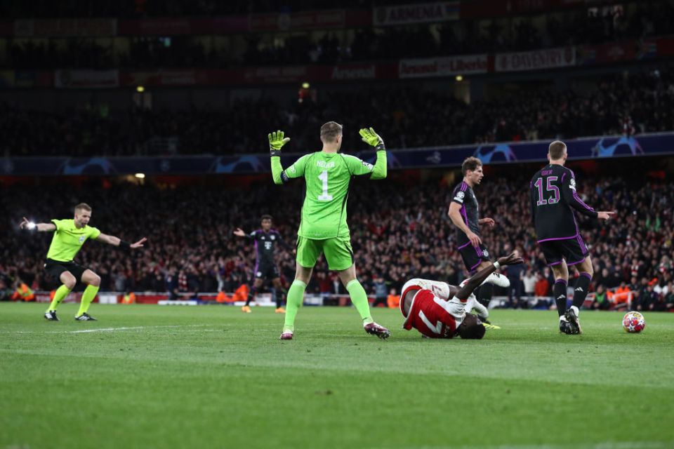 LONDON, ENGLAND - APRIL 9: Bayern Munich goalkeeper Manuel Neuer fouls Bukayo Saka of Arsenal but no penalty is given during the UEFA Champions League quarter-final first leg match between Arsenal FC and FC Bayern Munich at Emirates Stadium on April 9, 2024 in London, England.(Photo by Jacques Feeney/Offside/Offside via Getty Images)