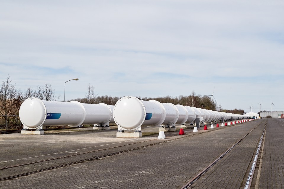 The test tube splits off into two thanks to its lane switch mechanism