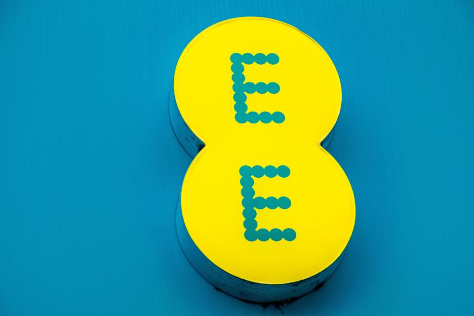 2NBYFYK EE mobile phone network sign or logo UK
