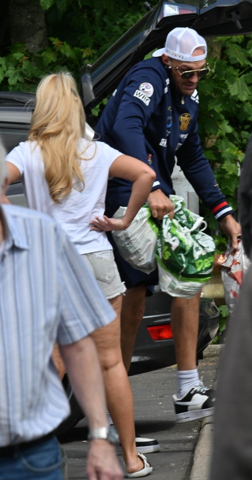 The former WBC heavyweight champion was spotted at the tip with wife Paris
