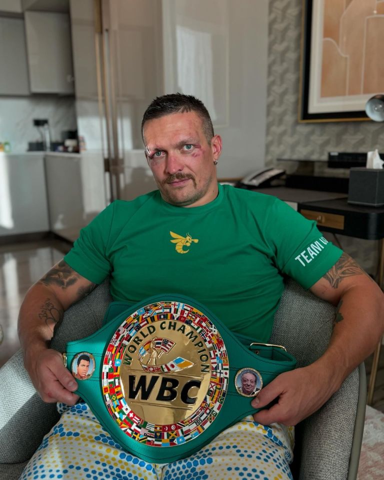 The undisputed champ posed with his WBC belt