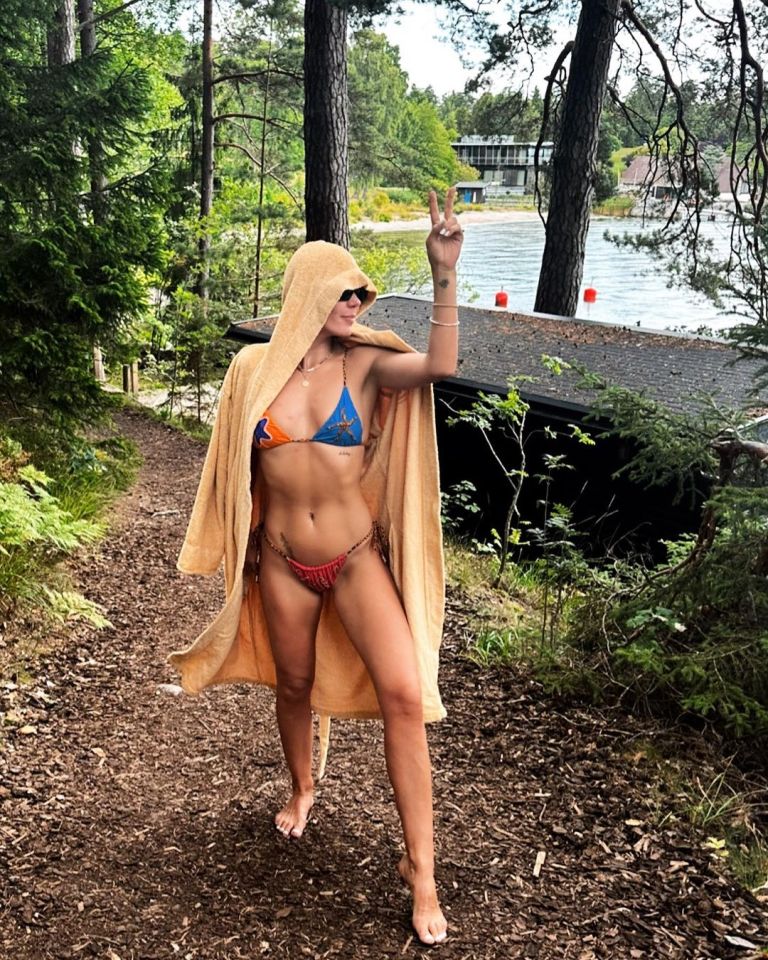 The star often flaunts her washboard abs on her grid page