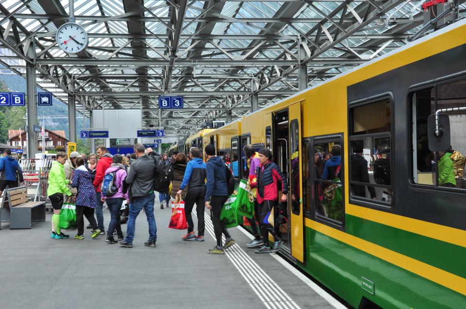 2A3XD5B Passengers alight at the railway station, Lauterbrunnen, Bernese Oberland, Switzerland