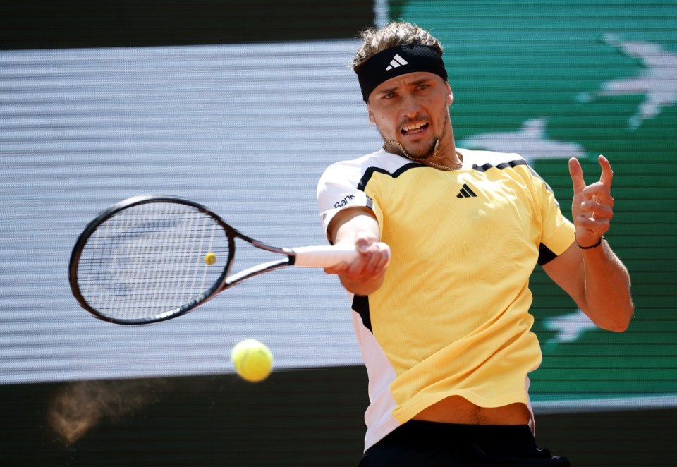 epa11399800 Alexander Zverev of Germany in action during his MenÂ’s Singles final match against Carlos Alcaraz of Spain during the French Open Grand Slam tennis tournament at Roland Garros in Paris, France, 09 June 2024. EPA/YOAN VALAT