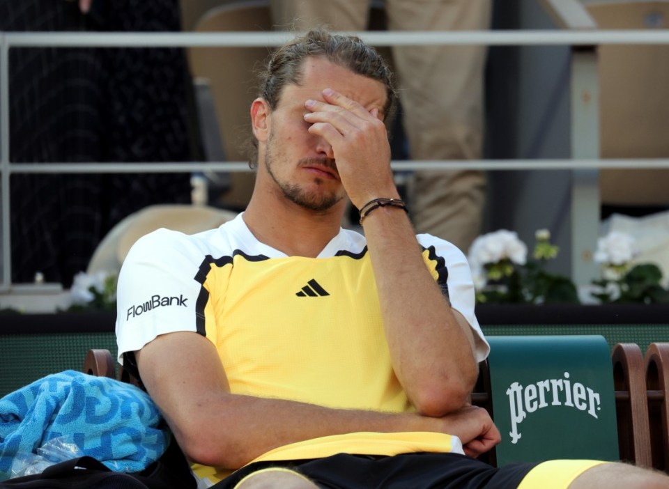 epa11400462 Alexander Zverev of Germany reacts after losing his MenÂ’s Singles final match against Carlos Alcaraz of Spain during the French Open Grand Slam tennis tournament at Roland Garros in Paris, France, 09 June 2024. EPA/TERESA SUAREZ