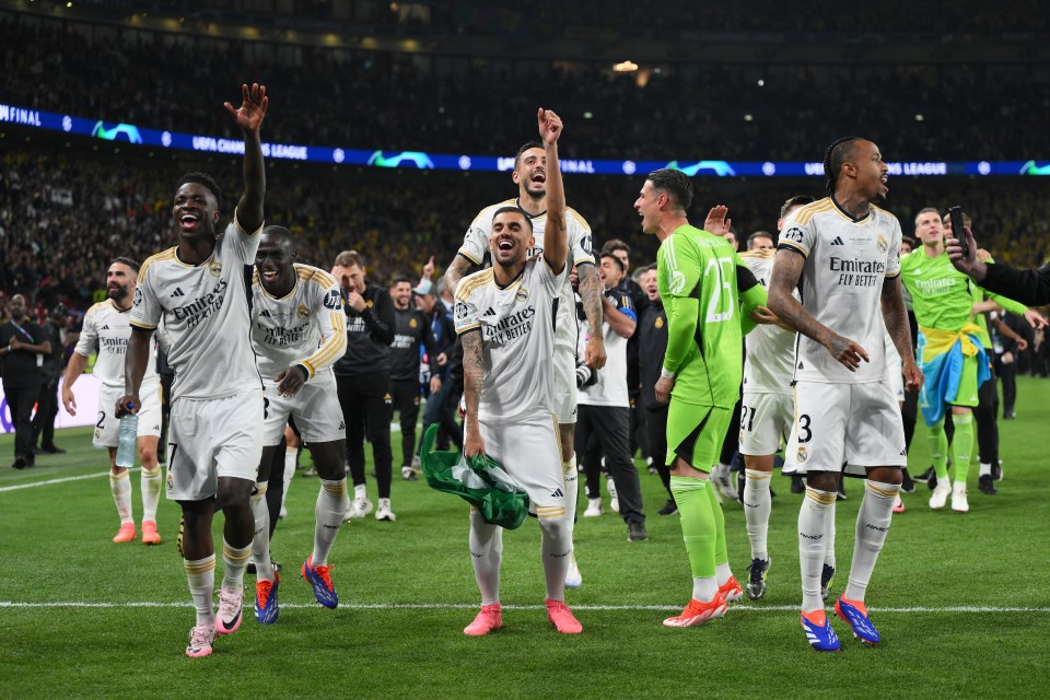 LONDON, ENGLAND - JUNE 01: Players of Real Madrid celebrate in front fans of Real Madrid after Real Madrid defeat Borussia Dortmund during the UEFA Champions League 2023/24 Final match between Borussia Dortmund and Real Madrid CF at Wembley Stadium on June 01, 2024 in London, England. (Photo by David Ramos/Getty Images)