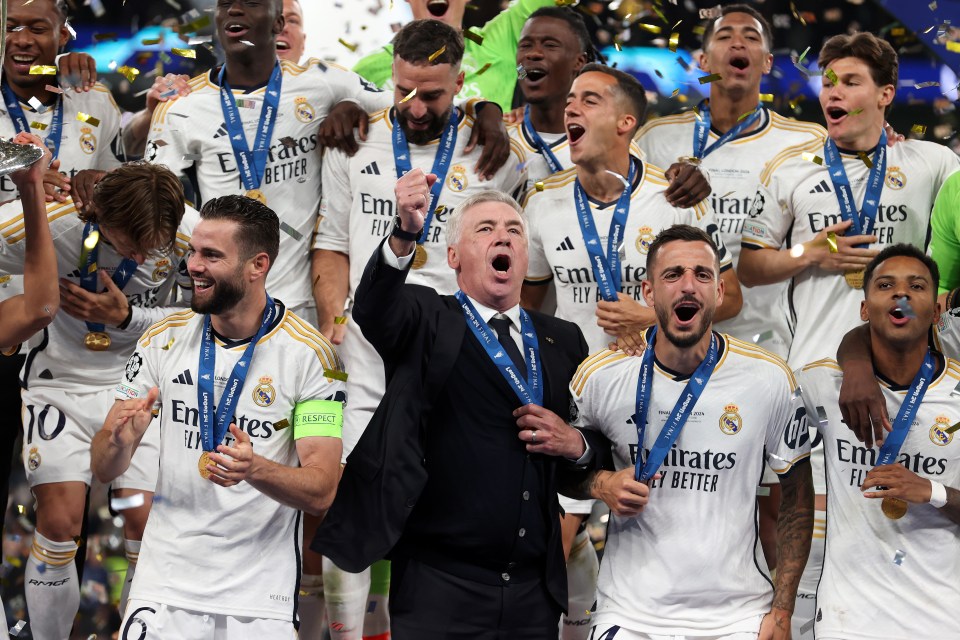 LONDON, ENGLAND - JUNE 01: Carlo Ancelotti, Head Coach of Real Madrid, celebrates victory with players of Real Madrid as they celebrate after defeating Borussia Dortmund during the UEFA Champions League 2023/24 Final match between Borussia Dortmund and Real Madrid CF at Wembley Stadium on June 01, 2024 in London, England. (Photo by Julian Finney - UEFA/UEFA via Getty Images)