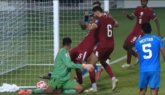 The referee let the game continue despite the ball seemingly having gone out