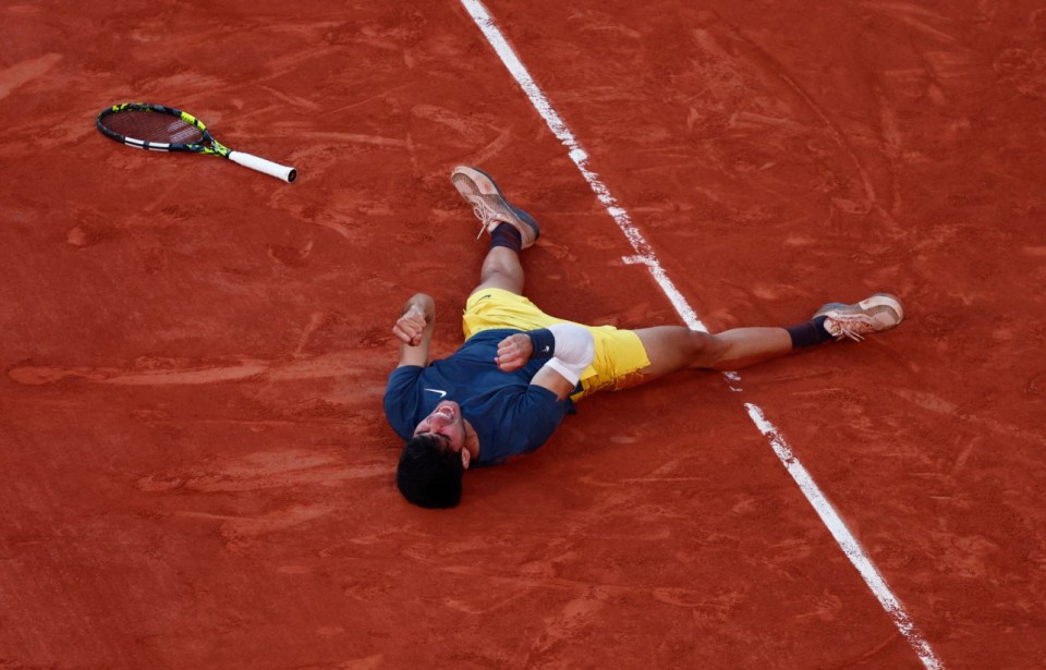 Tennis - French Open - Roland Garros, Paris, France - June 9, 2024 Spain's Carlos Alcaraz celebrates after winning the men's singles final against Germany's Alexander Zverev REUTERS/Gonzalo Fuentes