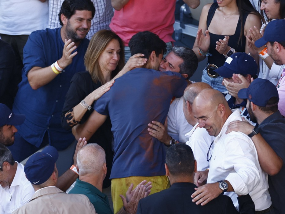 Tennis - French Open - Roland Garros, Paris, France - June 9, 2024 Spain's Carlos Alcaraz celebrates with parents after winning the men's singles final against Germany's Alexander Zverev REUTERS/Gonzalo Fuentes