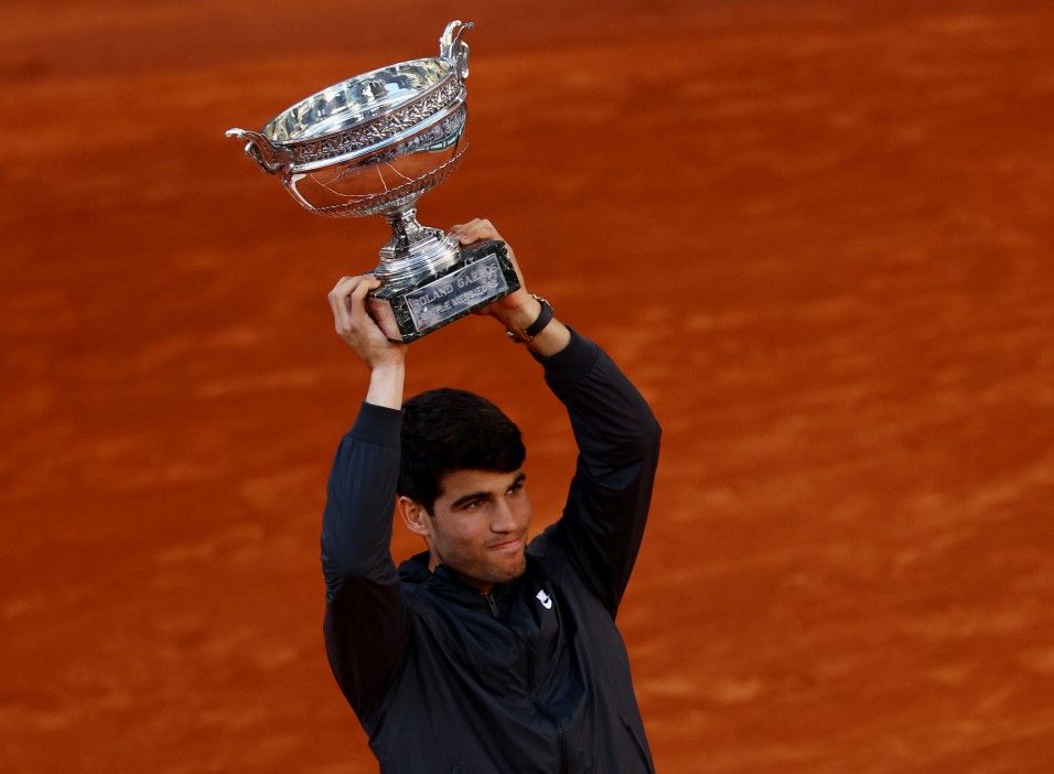 Tennis - French Open - Roland Garros, Paris, France - June 9, 2024 Spain's Carlos Alcaraz celebrates with the trophy after winning the men's singles final against Germany's Alexander Zverev REUTERS/Lisi Niesner