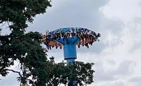 Footage captured those on the ride with their feet pointing towards the sky for approximately 30 minutes