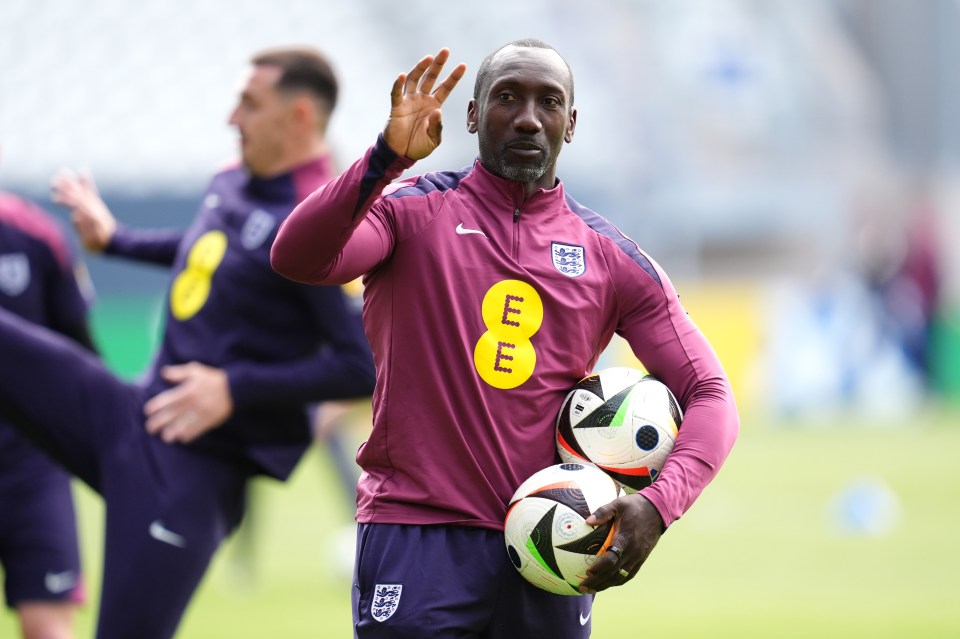 a soccer player wearing a shirt with the letter e on it