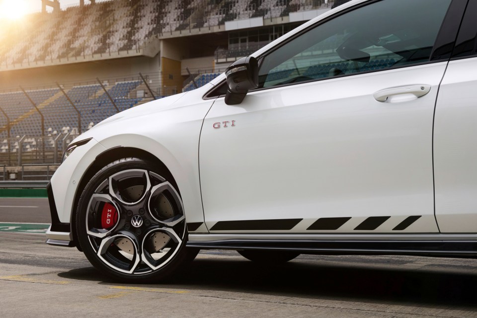 The 19-inch Queenstown alloy wheels are new