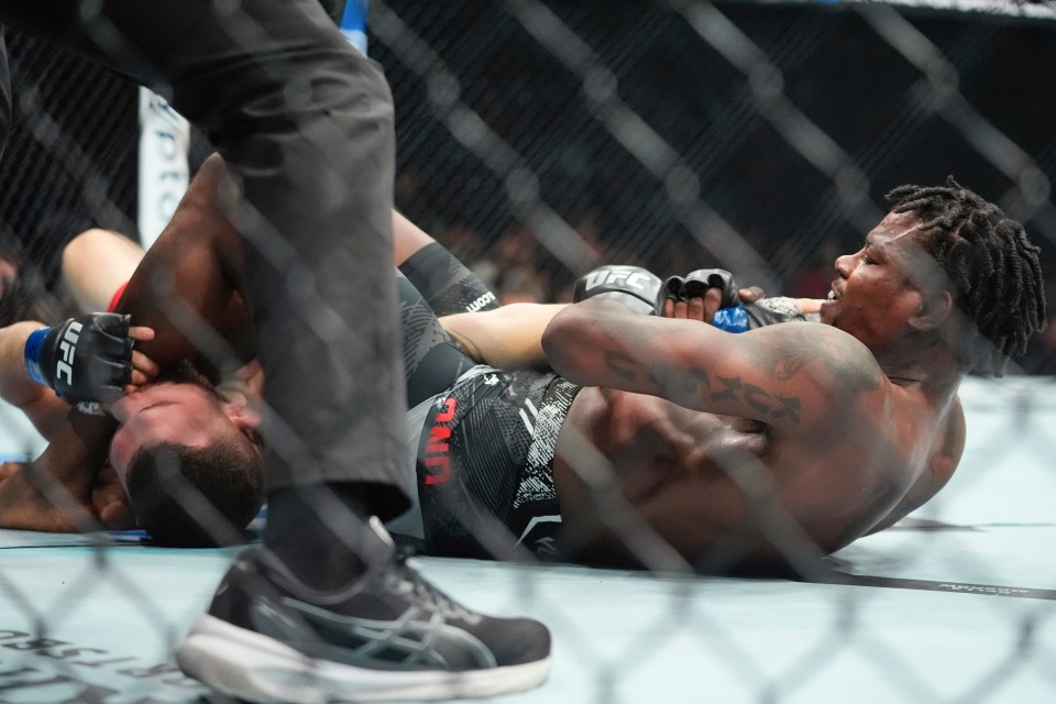 Holland caught the Polish pounder in a nasty armbar in the first round